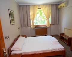 Khách sạn Hotel Ustra (Kardzhali, Bun-ga-ri)