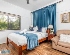 Cijela kuća/apartman Tranquil 3-bedroom Retreat With Hot Tub In Narrabundah (Canberra, Australija)