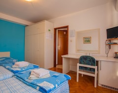 Hotel Rooms 2512 Cres (Cres, Croatia)