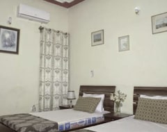 Hotel Luxurious Guest House (Karachi, Pakistan)