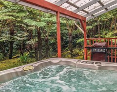 Hotel Stunning hideaway with private hot tub, covered deck and lush gardens! (Volcano, USA)