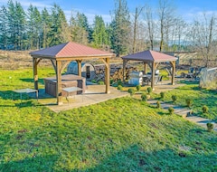 Entire House / Apartment Huge Home On 10 Acres With Hot Tub/sauna & Privacy (Washougal, USA)