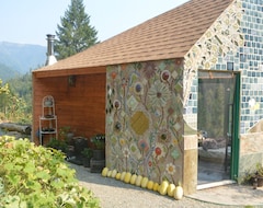 Entire House / Apartment Off-grid Half Moon Small Cabin (Gasquet, USA)