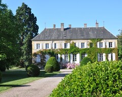 Toàn bộ căn nhà/căn hộ Between Loire And Morvan, The Discreet Charm Of The Château De Prunevaux (Nolay, Pháp)