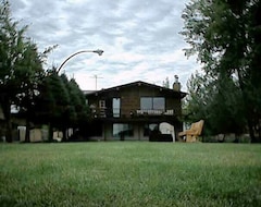 Koko talo/asunto Lakefront Home On Wizard Lake (Millet, Kanada)