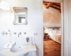 Hele huset/lejligheden Elegant Villa In Figline, Near The Mall,pool,a/c,sauna,heatable Pool,sleep 18 (Locana, Italien)