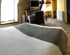 Khách sạn Hotel Les 13 Assiettes (Le Val-Saint-Père, Pháp)