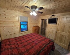 Entire House / Apartment Cozy Lakeside Cabin On Butternut Lake - Family & Pet Friendly (Butternut, USA)