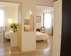Hotel 10 Finestre, Luminosissimo, Tra Rialto E Chiesa Dei Frari (Venecia, Italia)
