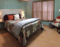 Entire House / Apartment Comfortable And Cozy Two Bed One Bath Cabin Nestled In The Kiamichi Mountains (Talihina, USA)