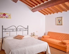 Hotel Casale Cap Seven Bedroom (San Casciano dei Bagni, Italy)