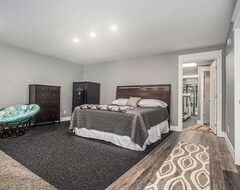 Entire House / Apartment South Gun Lake Hideaway - 1 Mile Bay Pointe Inn / Gun Lake - Pool - Sleeps 12 (Delton, USA)