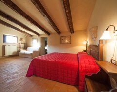 Cijela kuća/apartman Villa Del Falco, Sleeps Up 13. Pool And Tennnis Court, Medieval Tower (Lodi, Italija)