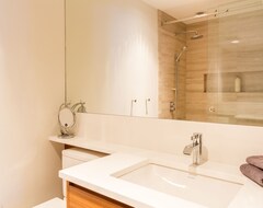 Casa/apartamento entero New Stunning 3 Bedroom Luxury Townhome, Sleeps, 3 Baths, Private Hot Tub! (Whistler, Canadá)