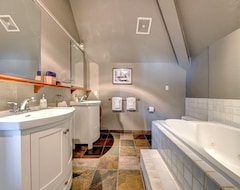 Cijela kuća/apartman Royal Suite, Whistler Village Penthouse, Private Hot Tub (Stringent Anti-Viral Cleaning Practices) (Whistler, Kanada)