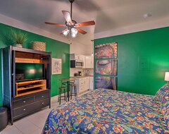 Toàn bộ căn nhà/căn hộ New! Vibrant Naples Studio W/ Pool Access & Porch (Everglades, Hoa Kỳ)