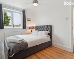 Casa/apartamento entero 5 Double Beds In A Detached House In Cheshunt (Waltham Cross, Reino Unido)