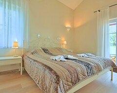 Hele huset/lejligheden 5 Charming Villa With Large Heated Pool, 2 Tennis Courts, 3,000 M2 Of Land (Svetvinčenat, Kroatien)