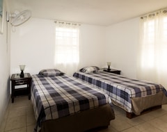 Koko talo/asunto Cozy, Self Contained 2 Bedroom Apartment Located On The Bustling South Coast (Oistins, Barbados)