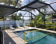 Entire House / Apartment 2 King Bedrooms + 1 Queen & 1 Full Bed Sleeps 8 On River Canal Boat Docking (Cape Coral, USA)