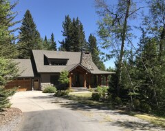 Toàn bộ căn nhà/căn hộ Entire Private Luxury Cottage In The Forest 15 Minutes Sw Of Calgary (Bragg Creek, Canada)