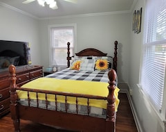 Entire House / Apartment 3 Sunflower Serenity Retreat 3 Bedroom 1.5 Bathroom, Kitchen, Laundry And Shed (Kinston, USA)