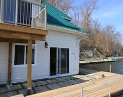 Koko talo/asunto Spruce Suite On Cranberry Lake (Seeleys Bay, Kanada)