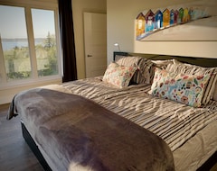 Toàn bộ căn nhà/căn hộ Whitecaps Summit Beach House - Newly Completed - 3 King Beds & Bunk Room (LaHave, Canada)