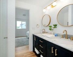 Casa/apartamento entero New Listing - 20% Discount! Hilltop Retreat - W/ Water Views And Spa Bathroom (Bremerton, EE. UU.)