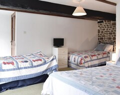 Otel 3 Bedroom Accommodation In St-michel-de-montjoie (Saint-Michel-de-Montjoie, Fransa)