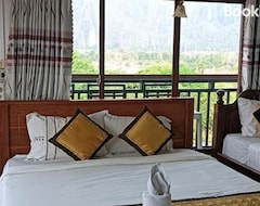 Sisavang Mountain View Hotel (Vang Vieng, Laos)