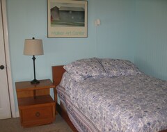 Hele huset/lejligheden Cozy Lakefront 3 Bedroom Home On Lake Champlain, With Dock And Deck. (Ferrisburg, USA)