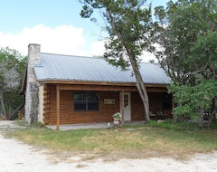 Entire House / Apartment Creekside Cabin Near Lost Maples State Park (Vanderpool, USA)
