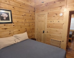 Entire House / Apartment Incredible Secluded Cabin Featuring Amazing Forest Views Off Of The Back Deck! (Laurelville, USA)