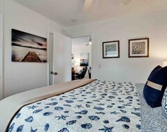Entire House / Apartment Get Taste Of Island Living At Interior-Designer-Created 3Br Gem- Steps To Beach! (Englewood, USA)