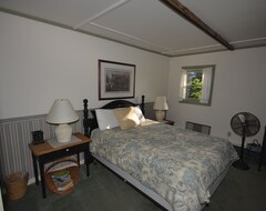 Cijela kuća/apartman Vintage Farmhouse-close To Lake Leelanau & Lake Michigan-sleeps 16 (Cedar, Sjedinjene Američke Države)
