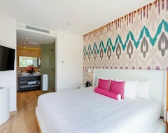 The Fives Beach Hotel & Residences (Playa del Carmen, México)