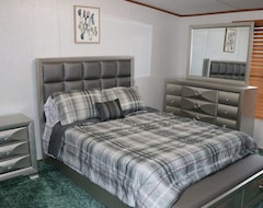 Entire House / Apartment 5-bedroom, 3-bath Family Cabin (Shreveport, USA)