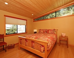 Toàn bộ căn nhà/căn hộ Sun-Filled, Architect-Designed Home With Stunning Deck And Cozy Fireplace (Freeland, Hoa Kỳ)