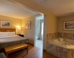 Khách sạn Super 8 By Wyndham Gananoque - Country Squire Resort (Gananoque, Canada)