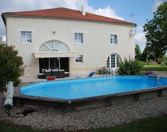 Toàn bộ căn nhà/căn hộ Large Luxury Villa Located In Beautiful Countryside Close To Shops (Saint-Ciers-du-Taillon, Pháp)