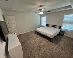 Casa/apartamento entero 3-bedroom End Unit Townhouse With 2-car Garage In Calera (Calera, EE. UU.)