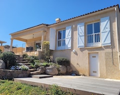 Casa/apartamento entero Villa en Pinarello, a 2 minutos a pie de la playa con hermosas vistas de la bahía (Zonza, Francia)