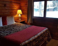 Khách sạn Rundle Mountain Lodge (Canmore, Canada)