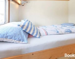Hotel 2 Bedroom Houseboat | City Center (Amsterdam, Holland)