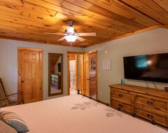 Entire House / Apartment Among The Trees - 2br 2ba - Hot Tub - Pool Table Pond - Firepit (Vilas, USA)