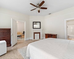 Entire House / Apartment New Historic Home | Sleeps 24 | Mardi Gras | Ev (Mobile, USA)