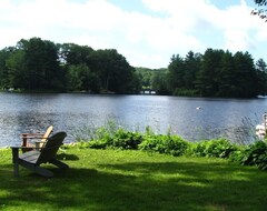 Hele huset/lejligheden Waterfront Lake Home On Tranquil Harwinton Lake With Spectacular 180⁰ View. (Torrington, USA)