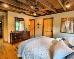 Hele huset/lejligheden Escape To Our Amazing Remote Cabin On 130 Secluded Acres Only 1Hr From Dallas! (Huntington, USA)