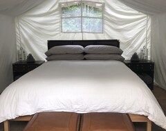Khu cắm trại Glamping In The Captain’s Quarters! (Wendover, Canada)